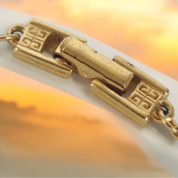 GIVENCHY Signature Vintage Necklace 😍🔥✨ - Picture 6 of 9